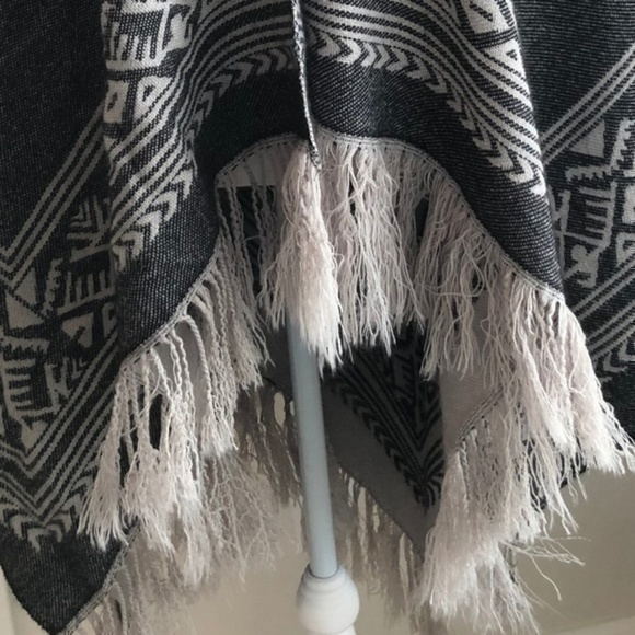 Elan cape/poncho/shawl ONE SIZE - Picture 8 of 9